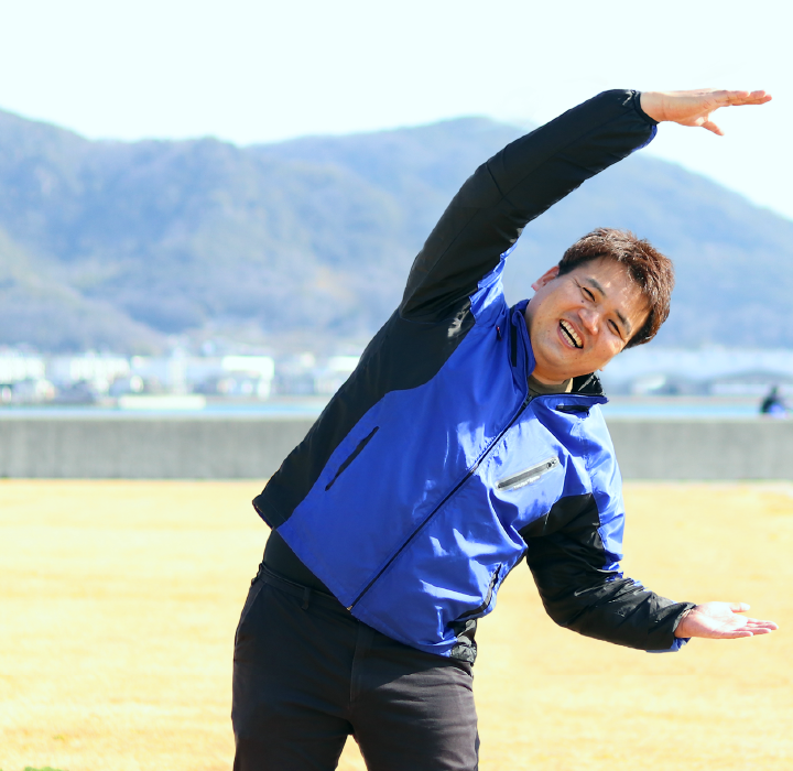 半円を作るスタッフの画像