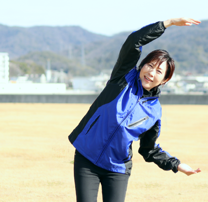 半円を作るスタッフの画像