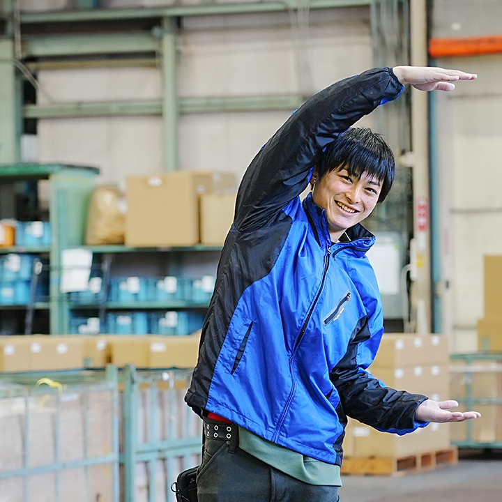 半円を作るスタッフの画像