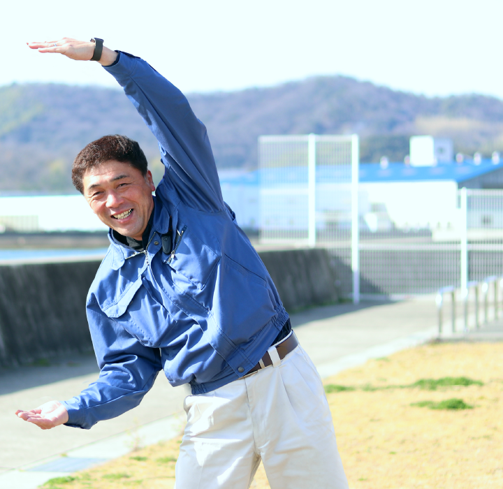 半円を作るスタッフの画像