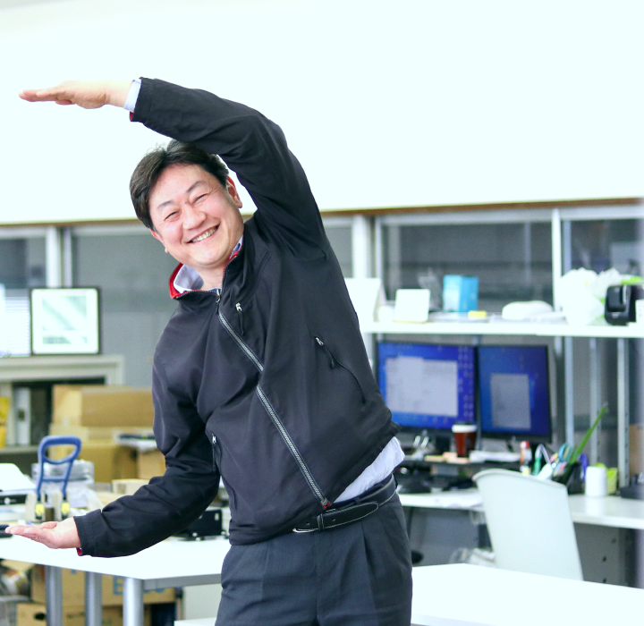 半円を作るスタッフの画像